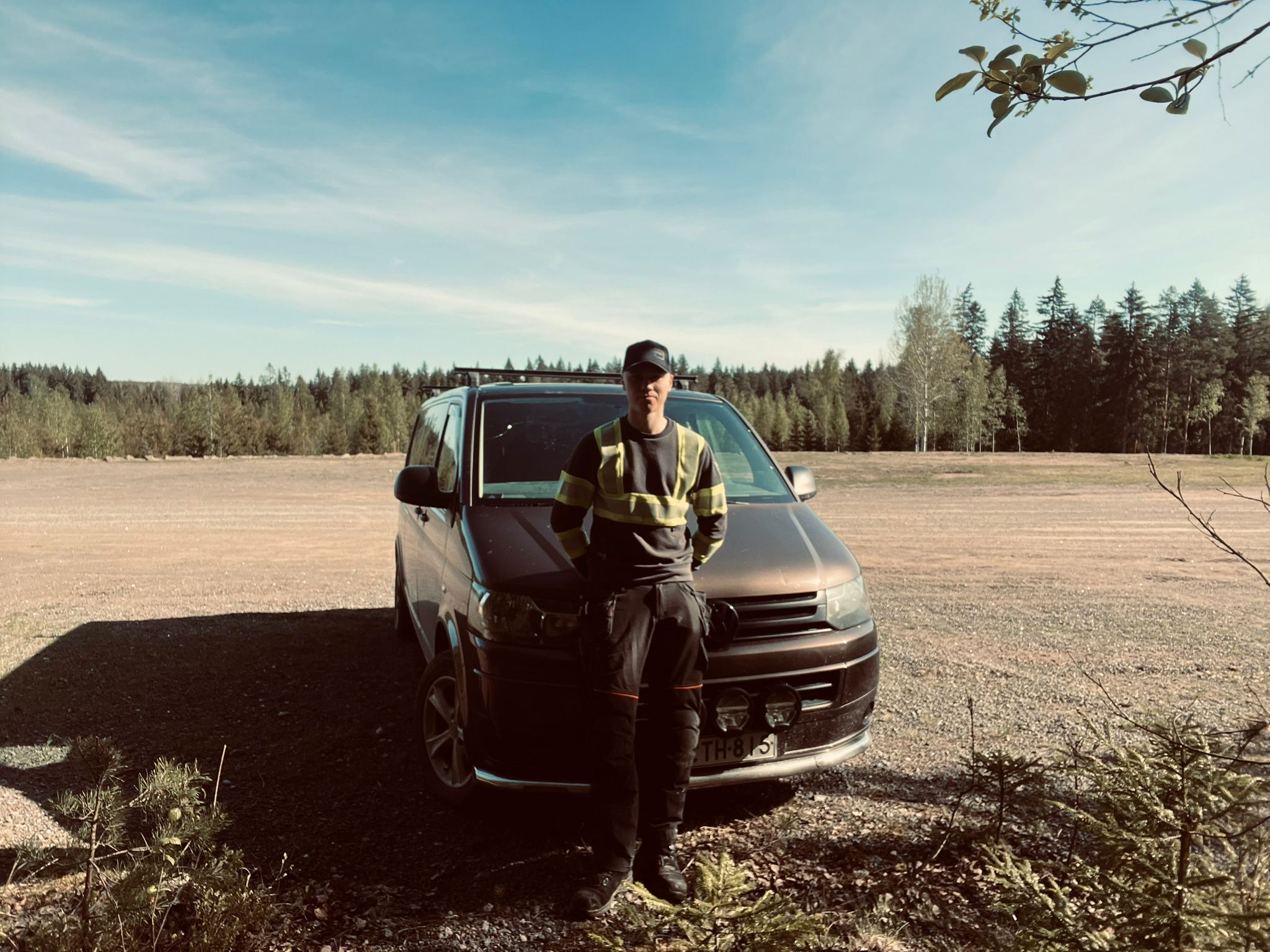 Joonas Näkki yrityksen pakettiauton edessä