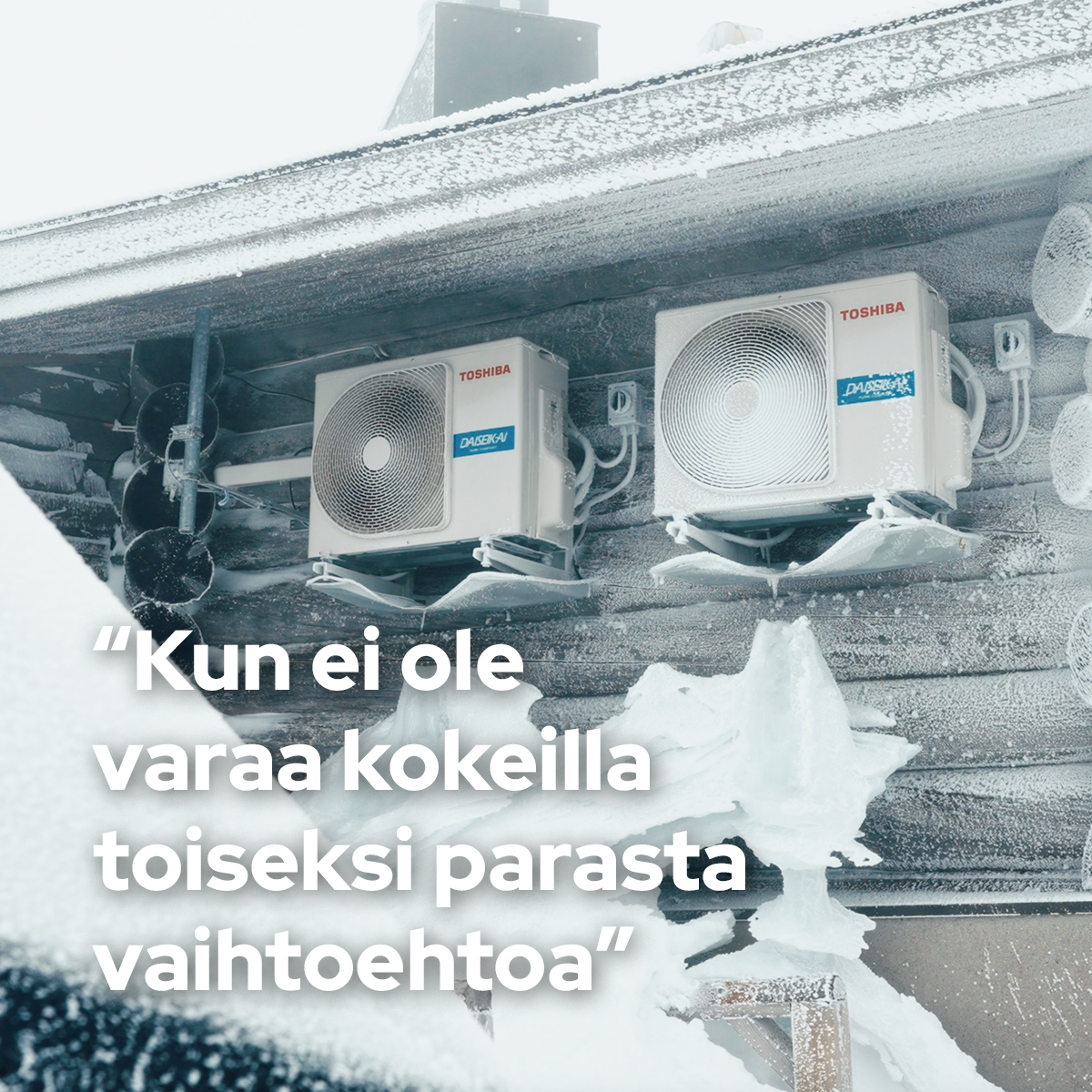 Toshiba-ilmalämpöpumput hirsitalon seinällä talvella